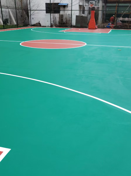 乌审 球场长期使用易出现地面开裂